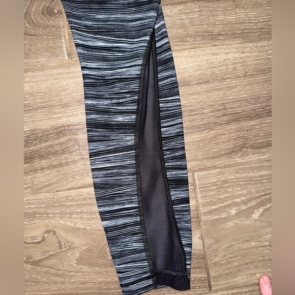 Lululemon Train Times 7/8 Pant *25"
Low Tide Alpine White Black / Black size 6 - Picture 12 of 15